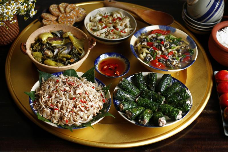 Mâm cơm quê với các đặc sản Thái Bình như canh cá, nem chạo, rau muống luộc